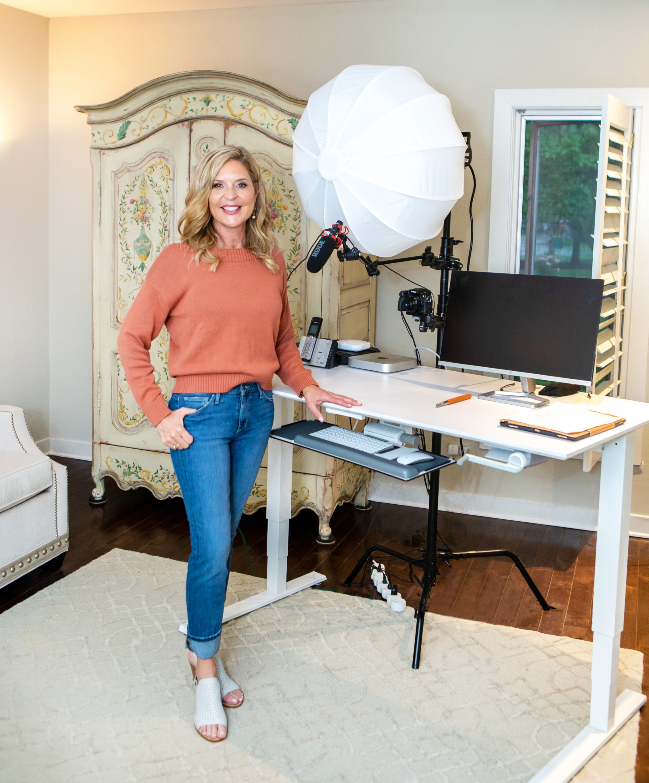 Full body photo of Lesli Bitel